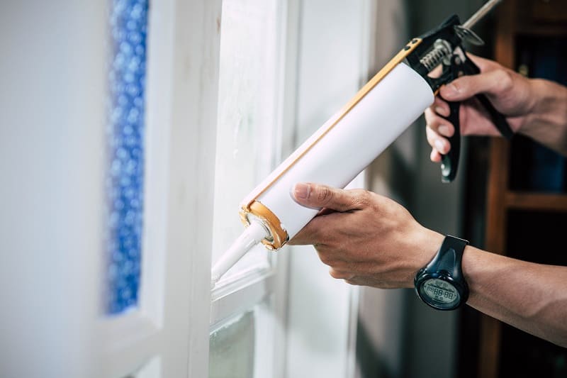 carpenter-holds-glue-attaches-window (2).jpg