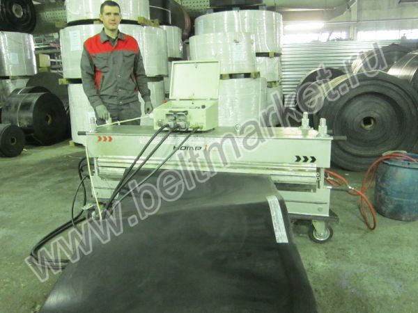 Выполнение стыковки резинотканевых ленты на вулканизационном прессе